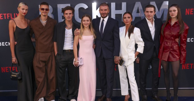 Die komplette Familie Beckham mit den beiden Partnerinnen der Söhne Brooklyn und Cruz Beckham.