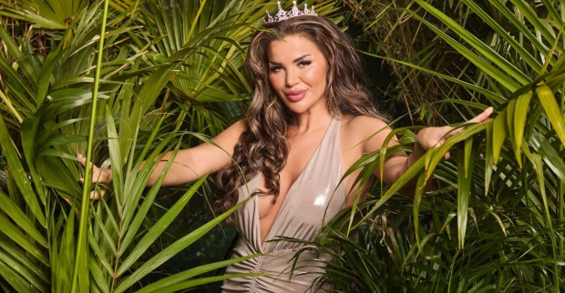 Kim Virginia in einem goldenen Minikleid und einer Krone.