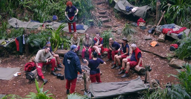 Die Teilnehmer vom Dschungelcamp am Lagerfeuer im Australien.