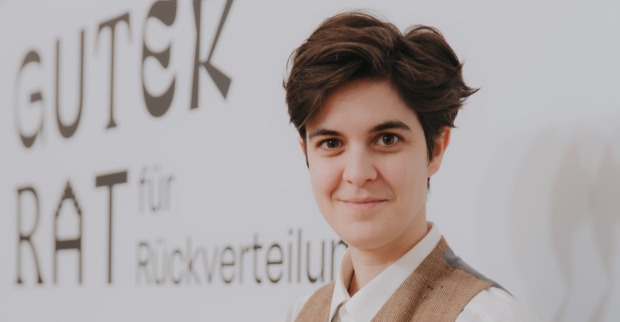 Marlene Engelhorn im Porträt vor der Pressewand des Guten Rats