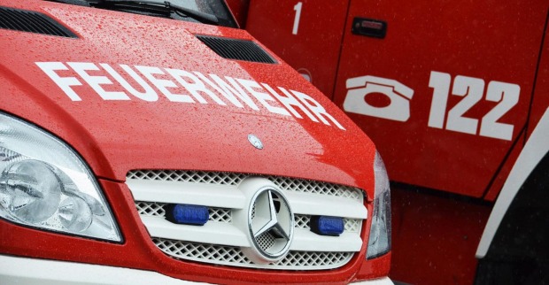 Vorderansicht eines Feuerwehrautos.