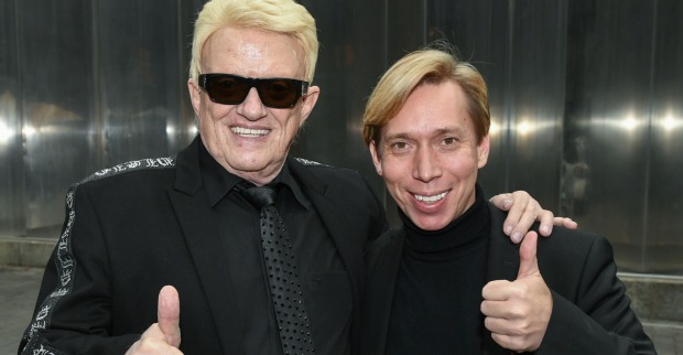 Helmut Werner mit Heino. Beide sind schwarz gekleidet.