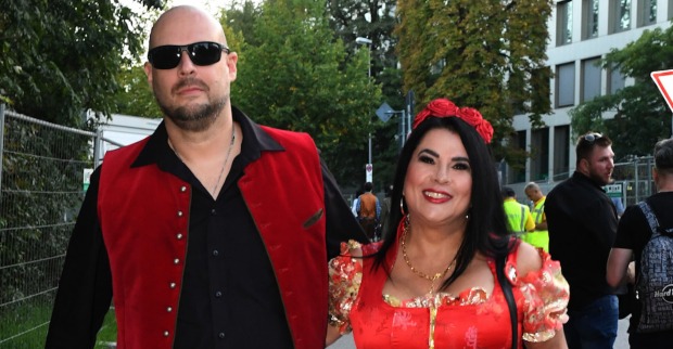Iris Klein und Mister T beim Oktober fest. Beide tragen rote Tracht.