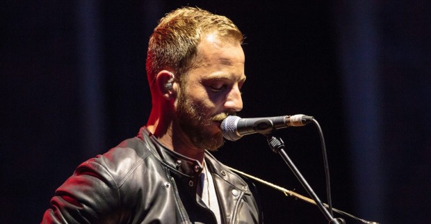 James Morrison bei einem Auftritt auf der Bühne.