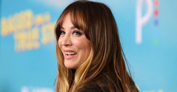 Kaley Cuoco mit offenen blonden Haaren.