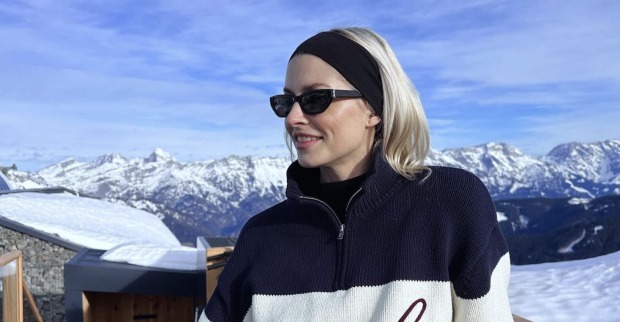 Lena Gercke mit Sonnenbrille auf dem Balkon im Priesteregg