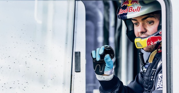 Matthias Walkner winkt aus dem Auto
