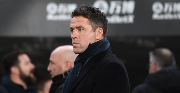 Michael Owen in einem schwarzen Mantel und mit Schal.