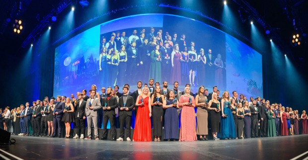 244 Ausgezeichnete Lehrabsolvent:innen durften ihre beleuchteten 3D-Druck-Awards stolz in Empfang nehmen.