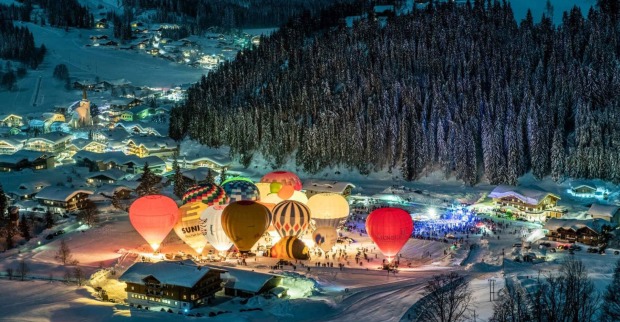 Mehrere Heißluftballons in Filzmoos