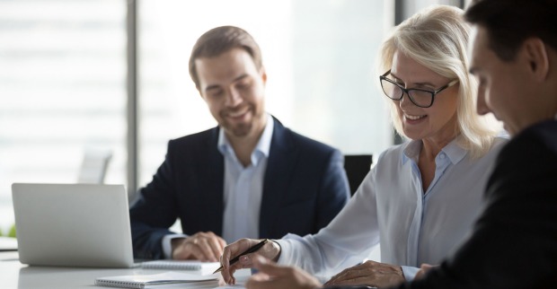 Notare bei der Arbeit | Credit: iStock.com/fizkes