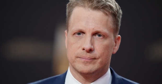 Oliver Pocher mit einem ernsten Gesichtsausdruck und einem Anzug.