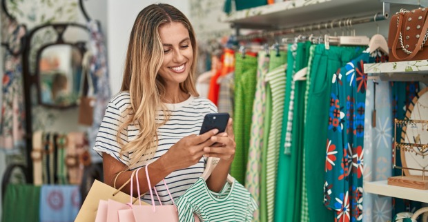 Frau geht shoppen | Credit: iStock.com/AaronAmat