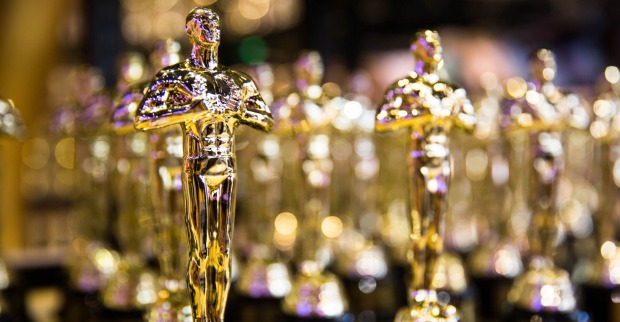 Goldene Oscarstatuen vor der Preisverleihung