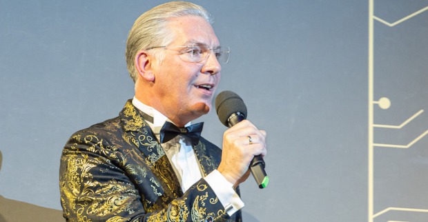 Paul Leitenmüller mit einem goldenen Sakko | Credit: