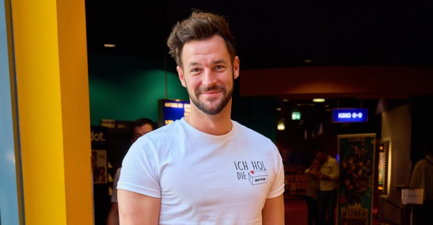 Paul Pizzera in einem weißen T-Shirt.