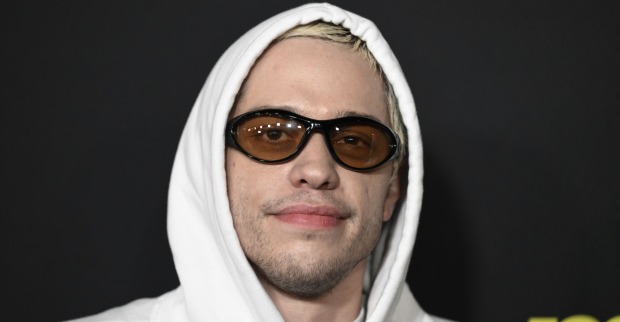 Pete Davidson mit einer Sonnenbrille und einem weißen Hoodie.