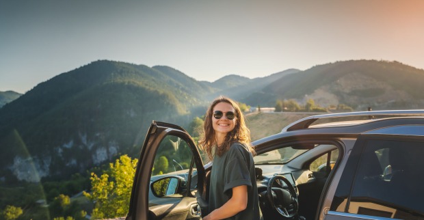 Frau auf Roadtrip in den Bergen