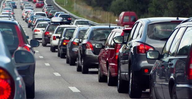 Ein Stau auf einer Autobahn.