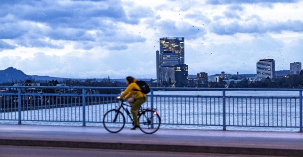 Ein Radfahrer ist bei schlechtem Wetter unterwegs.