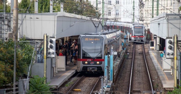 Eine Garnitur der U-Bahn Linie U6 steht in einer U-Bahnstation nähe Thaliastraße.