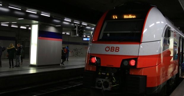 Ein Zug der ÖBB Richtung Mödling in einer unterirdischen Station