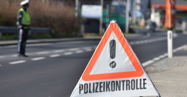 Ein Polizist führt Verkehrskontrollen durch.