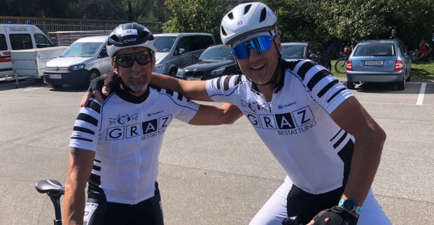 Wolfgang Eberhart und Christian Wippel auf dem Fahrrad in Radmontur.