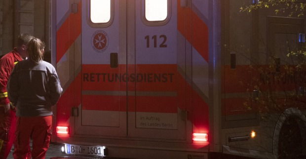 Rettungswagen von hinten, innen beleuchtet