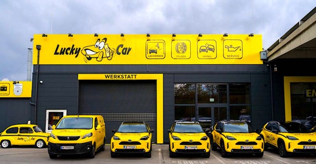 Fahrzeugflotte vor gebrandeter Werkstatt