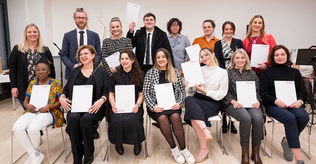 Mit diesem Bescheid können Pflegefachkräfte, die ihre beruflichen Qualifikationen im Ausland erworben hatten, nun auch in Österreich in der Pflege arbeiten.
