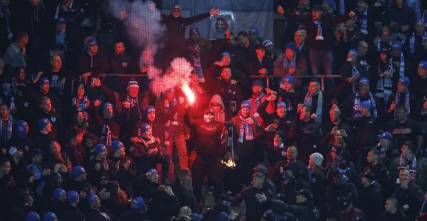 Fans des slowakischen Erstligisten Slovan Bratislava zünden pyrotechnische Gegenstände während des Auswärtsspiels in Graz gegen den SK Sturm