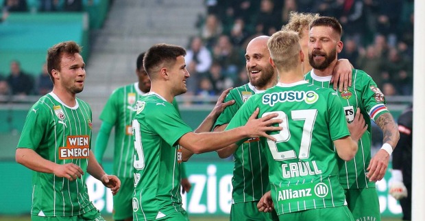 Rapid-Spieler bejubeln ein Tor im Wiener-Derby gegen die Austria