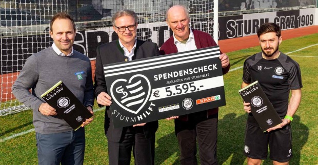 SPAR Steiermark-Geschäftsführer Christoph Holzer und Josef Zotter überreichen Sturm-Geschäftsführer Thomas Tebbich und Sturm-Spieler Otar Kiteishvili einen Spendenscheck