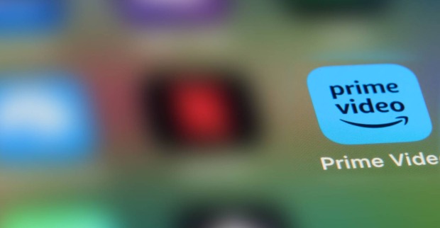 Handy-Display mit verschiedenen Apps, darunter das Amazon Prime Video-App-Symbol