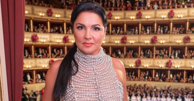 Anna Netrebko mit perlenbesetztem Oberteil und schwarzem, langem, hochgestecktem Haar.