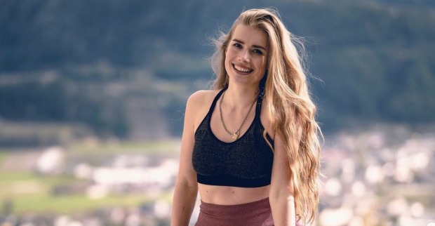 Anna Strigl mit einem Sport-BH und offenen blonden Haaren.