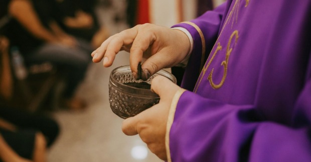 Ein Priester bei der Aschermittwoch-Segnung.