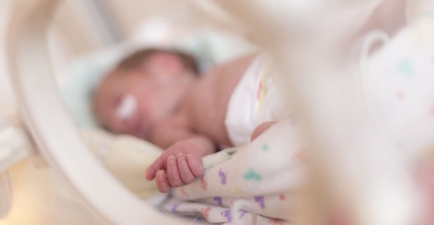 Eine Baby auf der Intensivstation.