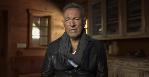 Bruce Springsteen bei einem Interview mit einer schwarzen Lederjacke.