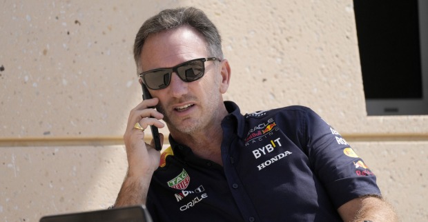 Christian Horner telefonierend in Bahrain
