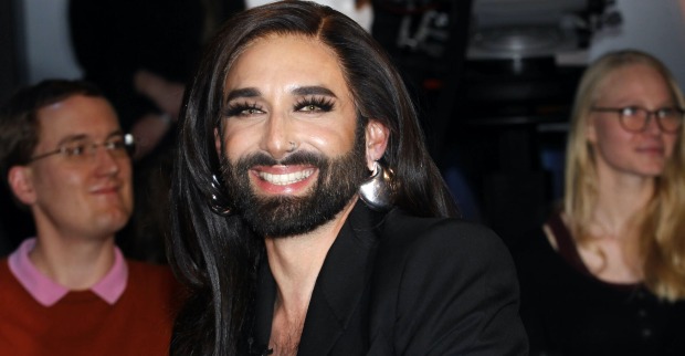 Conchita Wurst mit offenen langen schwarzen Haaren bei einem Event.