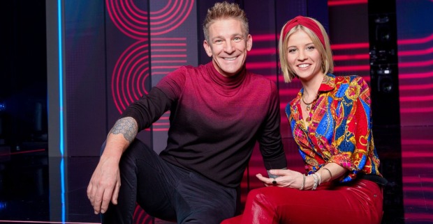 Fanny Stapf und Andi Knoll mit roten Outfits.