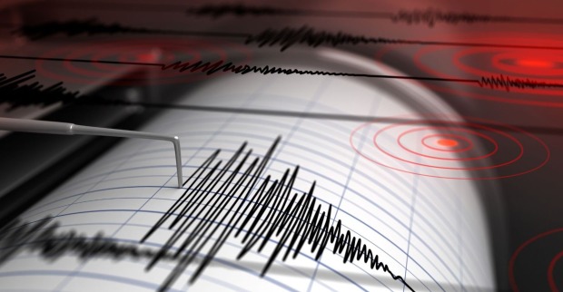 Ein Seismograf schlägt aus, darüber gelegt symbolische Hotspots eines Erdbebens.
