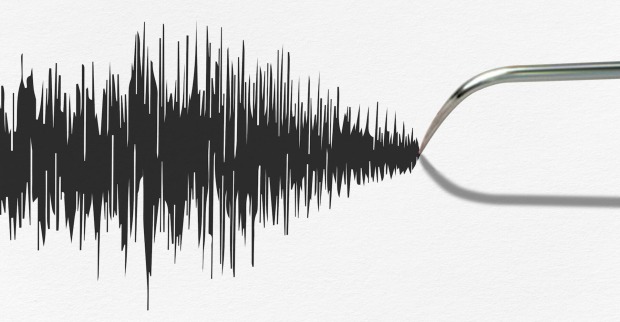 Ein Seismograf schlägt aus und zeichnet ein Beben auf