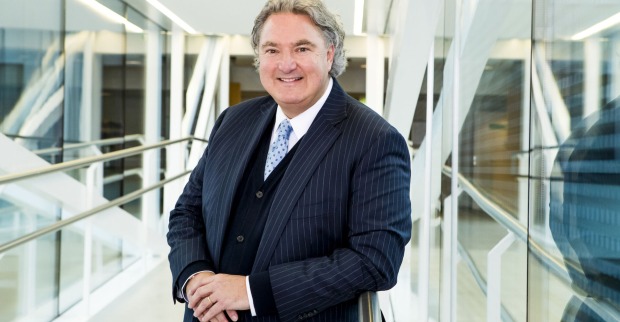 Erwin van Lambaart in einem gläsernen Bürogang I Credit: Casinos Austria