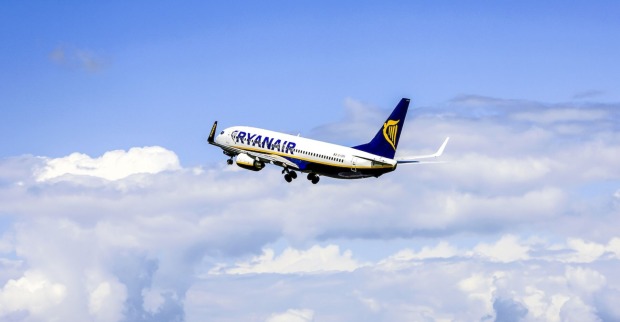 Ein Ryan Air-Flugzeug am Himmel.