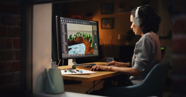Frau beim Gaming | Credit: iStock.com/gorodenkoff