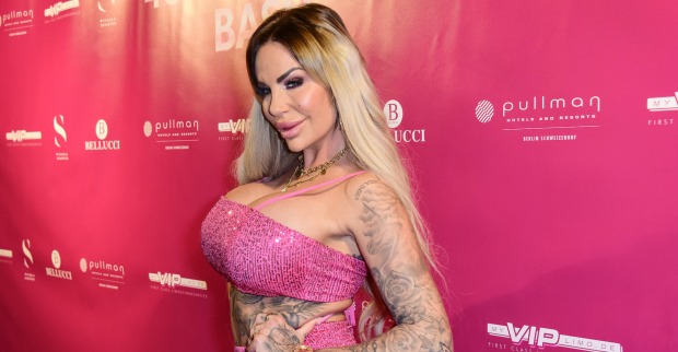 Gina Lisa Lohnfink mit offenen blonden Haaren und einem pinken, engen Kleid.