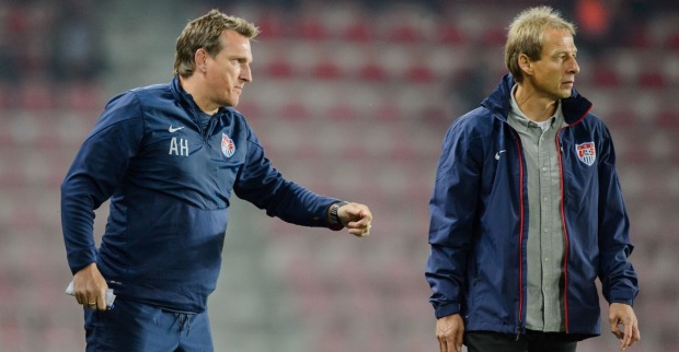 Herzog und Klinsmann am Spielfeld-Rand.